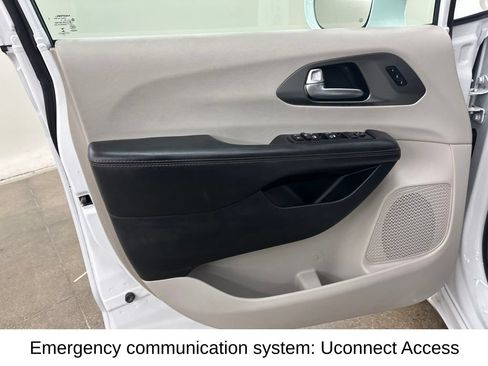 Used 2020 Chrysler Pacifica Touring-L FWD image 31