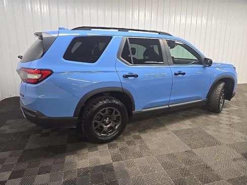 Used 2024 Honda Pilot TrailSport image 3