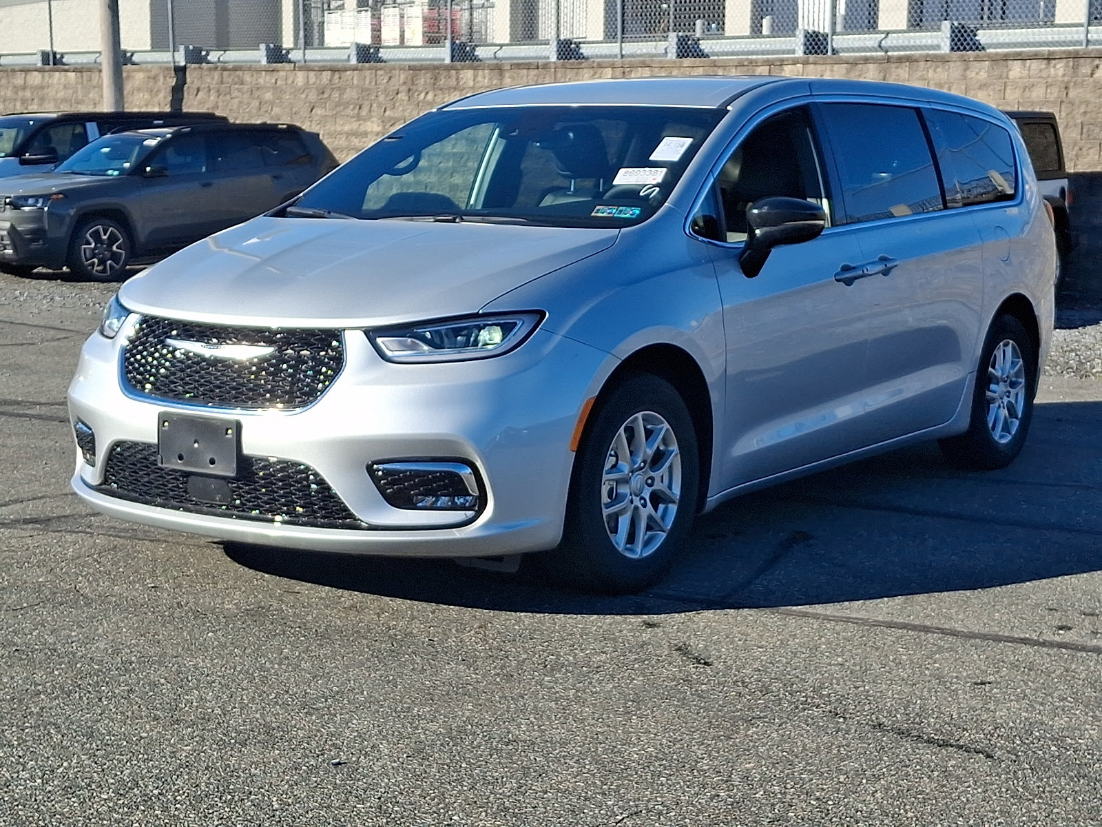 Used 2026 Chrysler Pacifica Select FWD image 3
