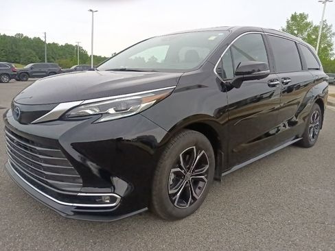 Used 2025 Toyota Sienna Platinum AWD/4WD image 7