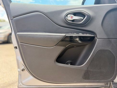 Used 2021 Jeep Cherokee Latitude Plus AWD/4WD image 13