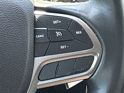 Used 2019 Jeep Cherokee Latitude w/ Cold Weather Group AWD/4WD image 21