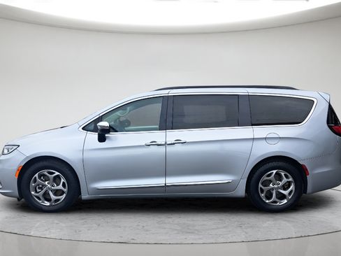 Used 2023 Chrysler Pacifica Limited FWD image 6