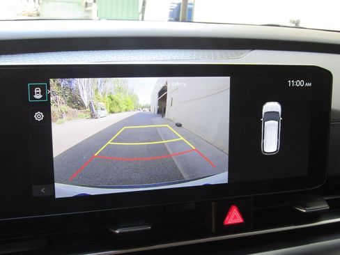 Used 2025 Kia Carnival FWD image 33