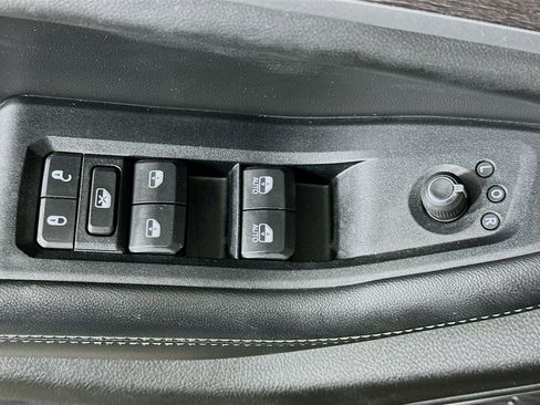 Used 2023 Jeep Grand Cherokee Limited w/ Luxury Tech Group II image 15