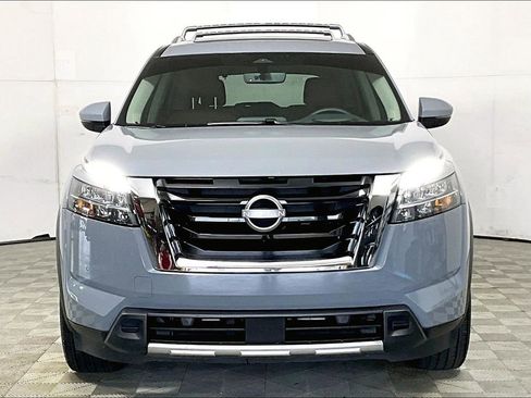 Used 2024 Nissan Pathfinder Platinum image 3