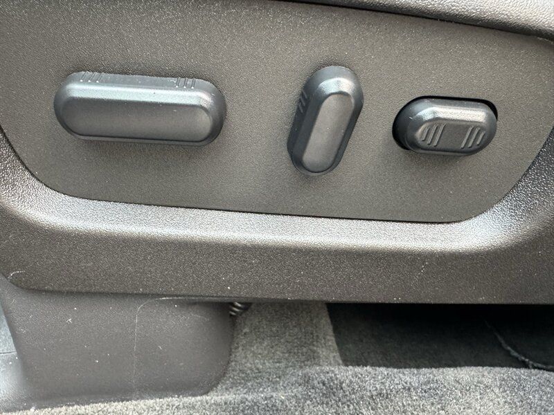 Used 2015 Ford Explorer XLT w/ Equipment Group 202A FWD image 29