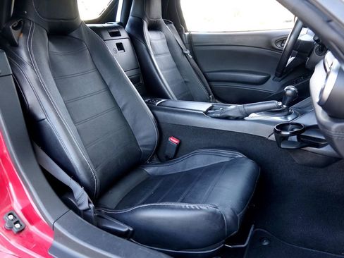 Used 2018 FIAT 124 Spider Lusso w/ Navigation & Sound Group image 9