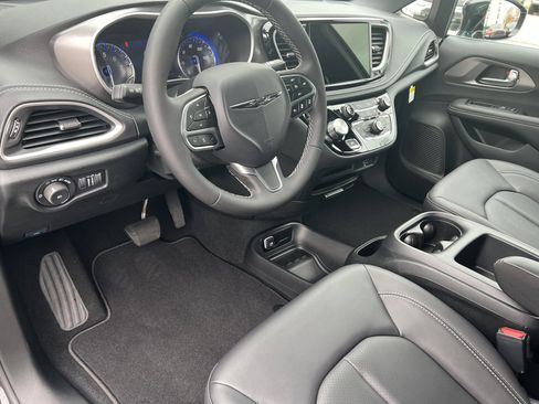 New 2026 Chrysler Pacifica Select FWD image 15