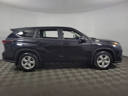 Used 2024 Toyota Highlander LE AWD/4WD image 10