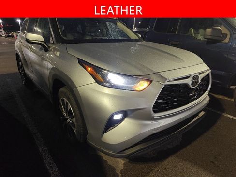 Used 2022 Toyota Highlander XLE image 3