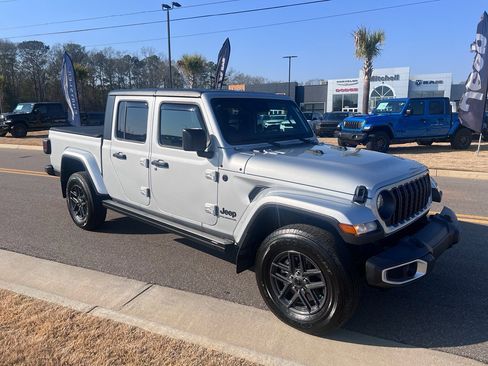 Used 2024 Jeep Gladiator Sport image 2