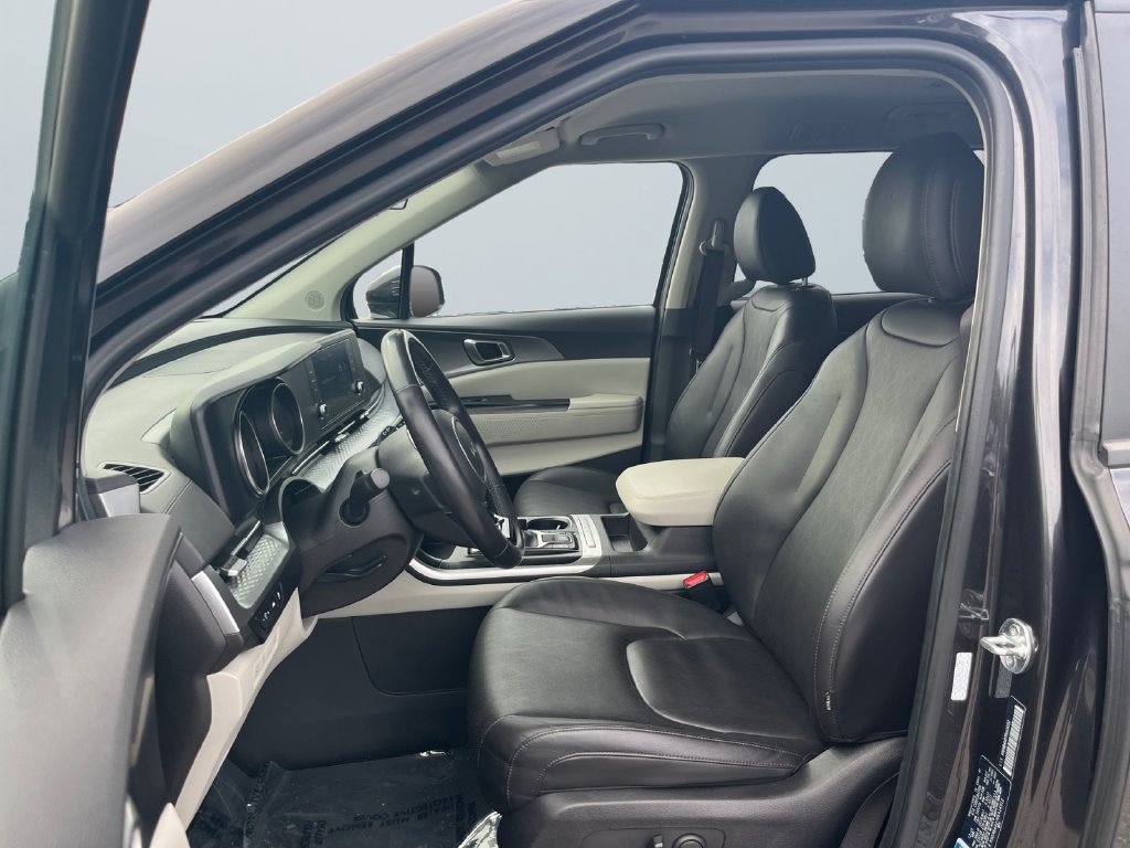 Used 2024 Kia Carnival LX FWD image 9