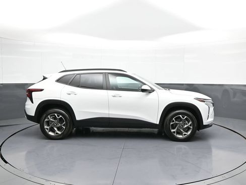 Used 2025 Chevrolet Trax LT w/ LT Convenience Package FWD image 5