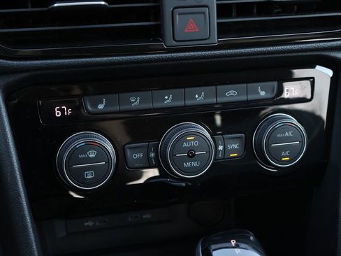 Certified 2024 Volkswagen Taos SE image 25