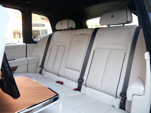 Used 2023 Rolls-Royce Cullinan w/ Cullinan Package image 8