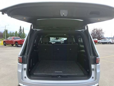 Certified 2024 Jeep Wagoneer L Series II w/ Flexible Seating Group AWD/4WD image 11