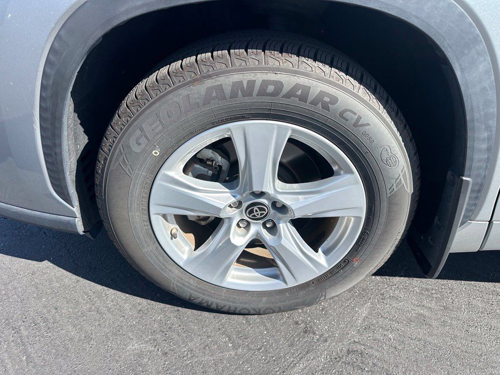 Used 2021 Toyota Highlander LE AWD/4WD image 7