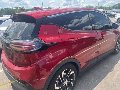 Used 2023 Chevrolet Bolt LT w/ Infotainment Package FWD image 7
