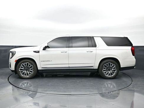 Used 2023 GMC Yukon XL Denali Ultimate AWD/4WD image 4