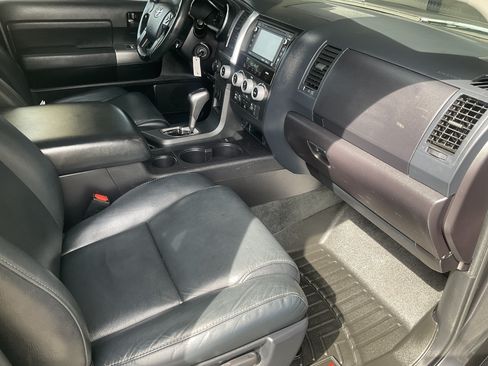 Used 2018 Toyota Sequoia TRD Sport AWD/4WD image 23