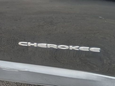 Used 2017 Jeep Cherokee Latitude w/ Comfort/Convenience Group FWD image 13