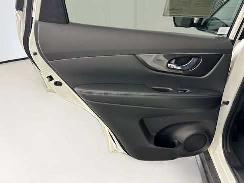 Used 2017 Nissan Rogue SV w/ SV Premium Package image 27