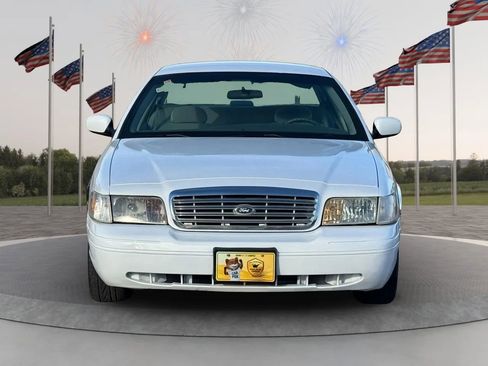 Used 2001 Ford Crown Victoria image 2