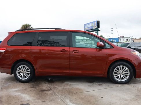 Used 2012 Toyota Sienna XLE image 8
