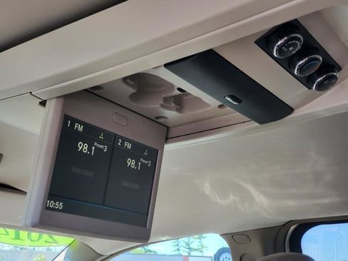 Used 2014 Chrysler Town & Country Touring FWD image 25