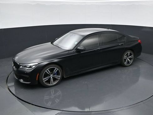 Used 2018 BMW 750i w/ Executive Package RWD image 28