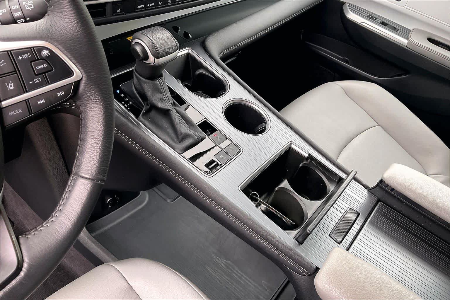 Used 2025 Toyota Sienna XLE FWD image 16