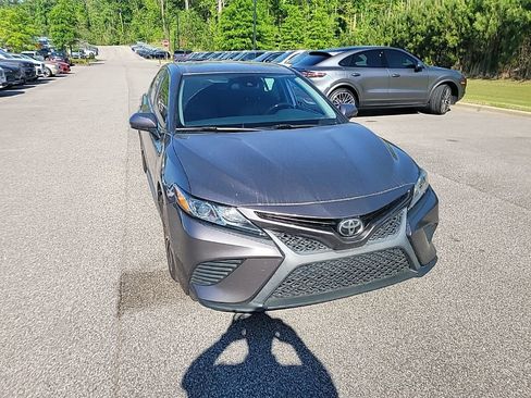 Used 2020 Toyota Camry SE image 1