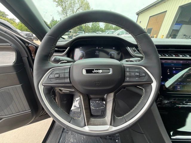 Used 2025 Jeep Grand Cherokee L Limited w/ Black Appearance Package AWD/4WD image 31