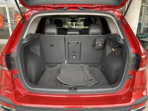 Used 2023 Volkswagen Taos SE w/ Panoramic Sunroof Package image 15