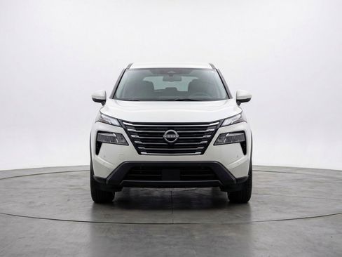 Used 2025 Nissan Rogue SV image 2