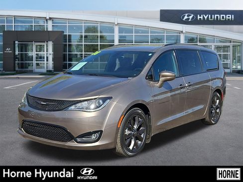 Used 2018 Chrysler Pacifica Touring-L FWD image 1
