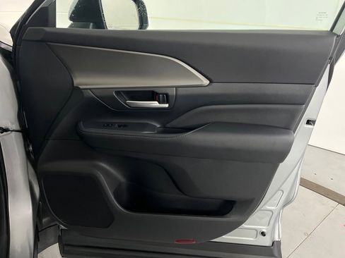 Used 2025 Toyota Grand Highlander AWD image 31