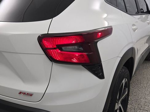 Used 2025 Chevrolet Trax RS w/ Sunroof Package image 13