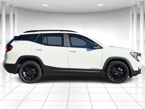 Used 2024 GMC Terrain SLE w/ Driver Convenience Package FWD image 2