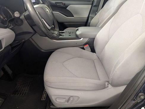 Used 2023 Toyota Highlander LE AWD/4WD image 12