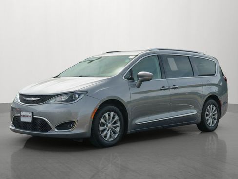 Used 2019 Chrysler Pacifica Touring-L FWD image 3