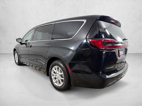 Used 2025 Chrysler Pacifica Select FWD image 5