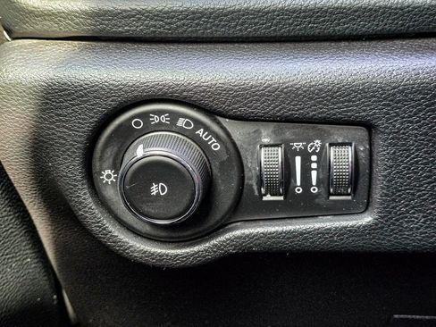 Used 2020 Chrysler Pacifica Limited w/ Quick Order Package 27H Red S image 32