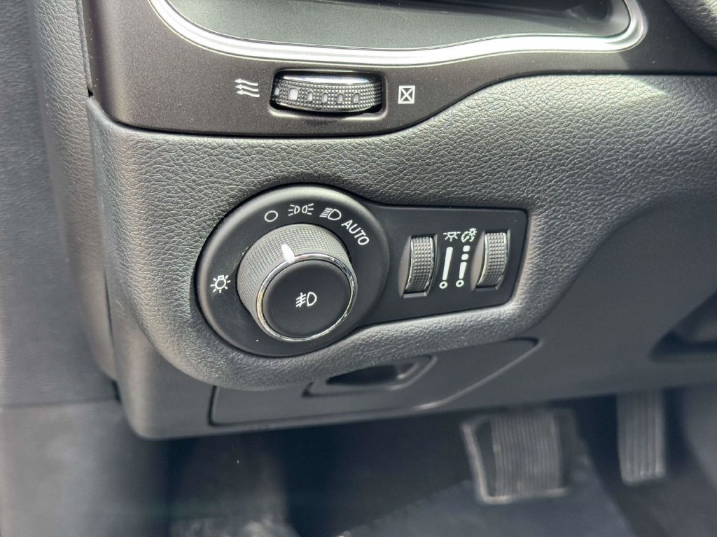 Used 2020 Jeep Cherokee Trailhawk AWD/4WD image 23