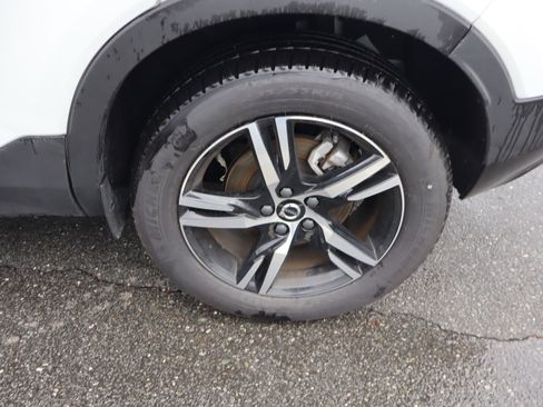 Certified 2025 Volvo XC40 B5 Core image 39