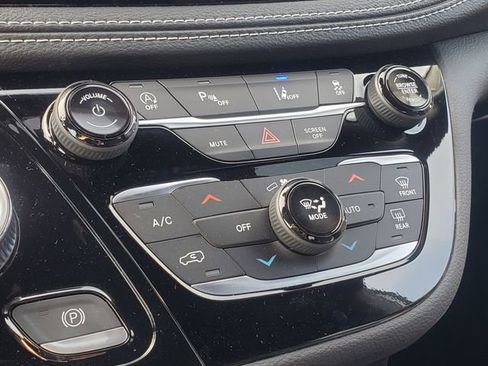 New 2026 Chrysler Pacifica Select FWD image 19