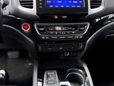 Used 2016 Honda Pilot Touring image 16