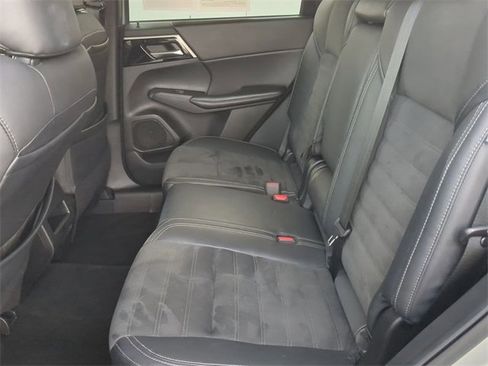 Used 2022 Mitsubishi Outlander SE image 14