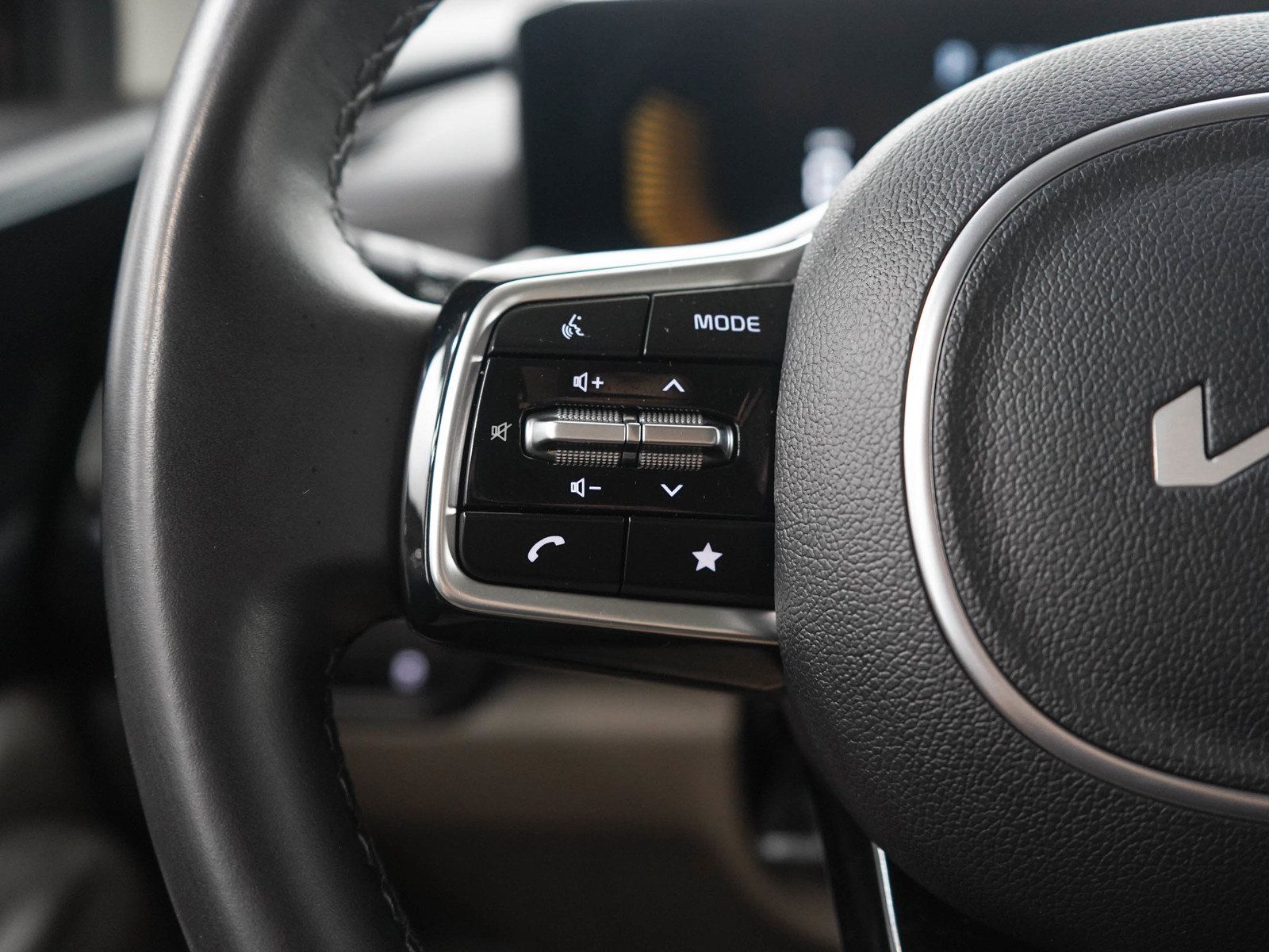 Used 2025 Kia Carnival FWD image 28
